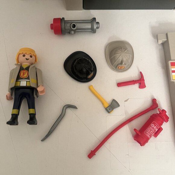 Playmobil 5663 Take Along Fire Station Some Accessories & Figure Incomplete - Picture 3 of 16